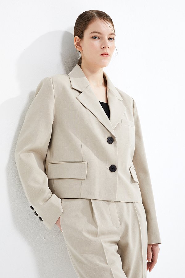 신세계인터내셔날 여성복 브랜드 보브는 ‘테일러드 카라 숏 재킷’을 추천했다. 사진=신세계인터내셔날 제공