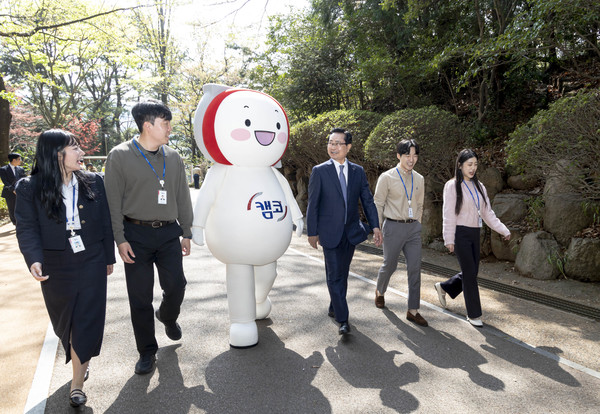 권남주 캠코 사장(우측 세 번째)이 직원들과 캠코 창립 61주년을 맞이해 걸음 기부 캠페인에 참여하고 있다. (사진=캠코)