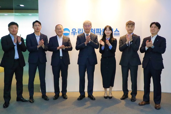 4일 우리벤처파트너스를 방문한 임종룡 우리금융 회장(좌측 네번째)이 김창규 우리벤처파트너스 대표(세번째) 및 임직원들과 기념촬영을 하고 있다. (사진=우리금융)