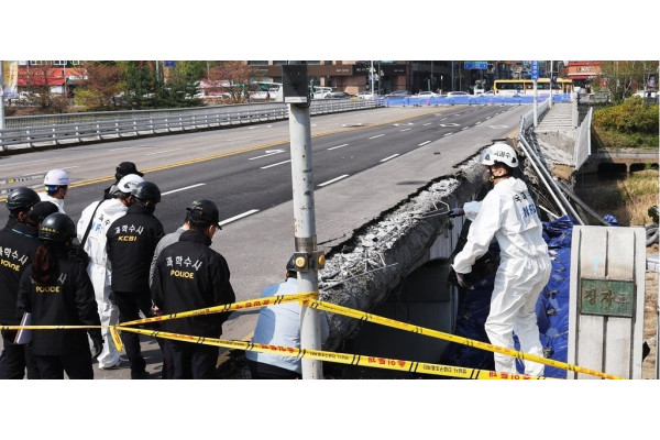 경찰이 정자교 붕괴사고와 관련해 성남시청과 분당구청에 수사관을 보내 압수수색을 진행하고 있다. 사진=연합뉴스