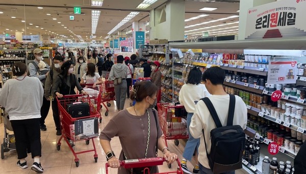 롯데마트 서울역점 온리원세일 행사기간 냉장 매대 전경. 사진=롯데마트 제공