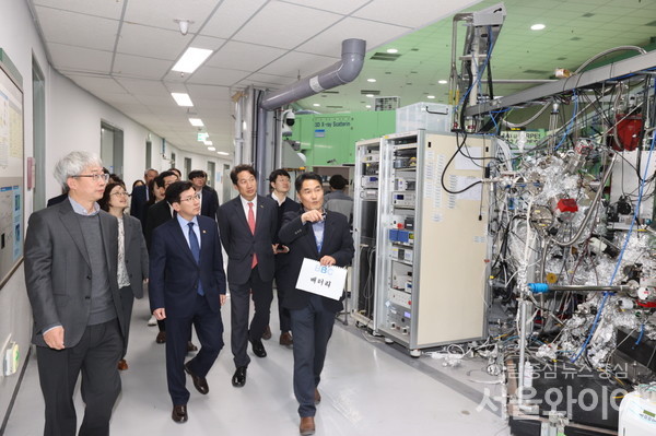                          최상대 기획재정부 제2차관이 포항가속기연구소를 둘러보고 있다.