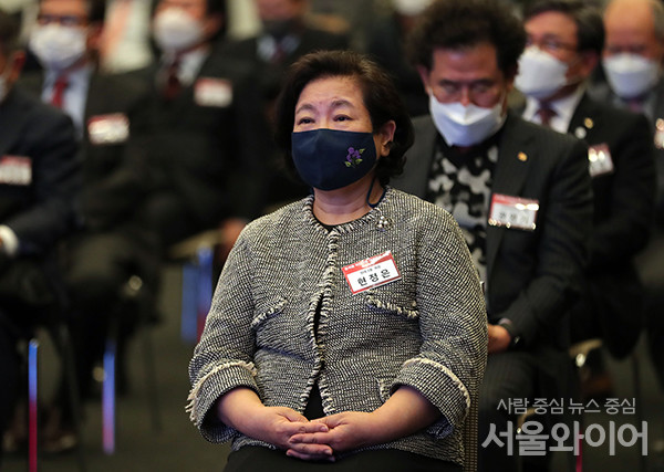 현정은 현대그룹 회장이 7일 서울 중구 대한상의에서 열린 제20대 대선후보 초청 특별강연에서 윤석열 국민의힘 대선 후보의 발표를 듣고 있다.