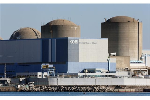 왼쪽부터) 돔 모양의 부산 기장군 고리 원전 1·2·3호기. 사진=연합뉴스 제공