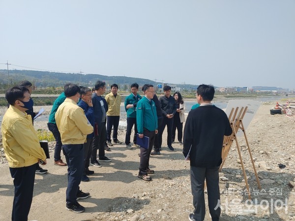 항시가 행안부, 경북도와 합동으로 7일 지난해 태풍피해를 입은 냉천을 찾아 태풍 등 재난 피해를 대비한 현장 안전 점검을 실시하고 있다.