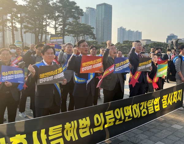 지난 2일 오후 서울 대통령 집무실 앞에서 대한의사협회 관계자들이 간호법·면허박탈법 저지를 위한 전국대표자회의 후 집회를 하고 있다. 사진=대한의사협회