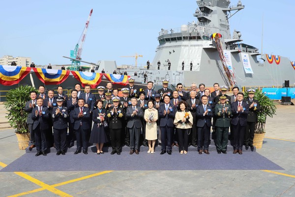 김두겸 울산광역시장, 이종섭 국방부장관, 제미영 여사(국방부장관 부인), 이종호 해군참모총장, 이경진 충남함장(중령),  한영석 HD현대중공업 부회장, 엄동환 방위사업청장 등 관계자들이 10일HD현대중공업 울산 본사에서 열린 충남함 진수식에서 기념 단체사진을 촬영하고 있다. 사진=HD현대 제공