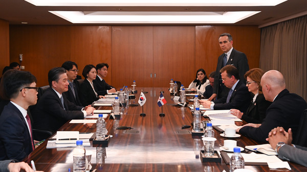 정승일 한전 사장(왼쪽 앞에서 두 번째)과 라켈 페냐 도미니카공화국 부통령(오른쪽 앞에서 두 번째) 등 고위 인사들이 지난 7일 롯데호텔에서 만나 전력산업 협력 방안 등의 논의를 나눴다. 사진=한전 제공