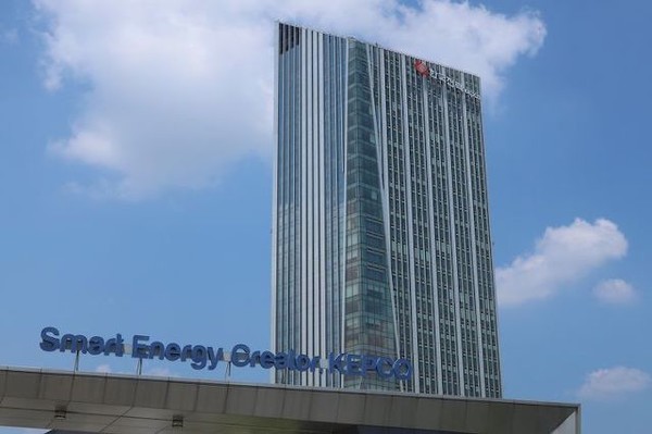 한국전력공사와 한국가스공사는 11일 한전아트센터에서 박일준 산업통상자원부 2차관 주재로 열린 에너지공기업 혁신 상황 점검회의에서 재무부담 완화를 위한 추가적인 고강도 자구책을 마련할 방침이라고 밝혔다. 사진=한전 제공 