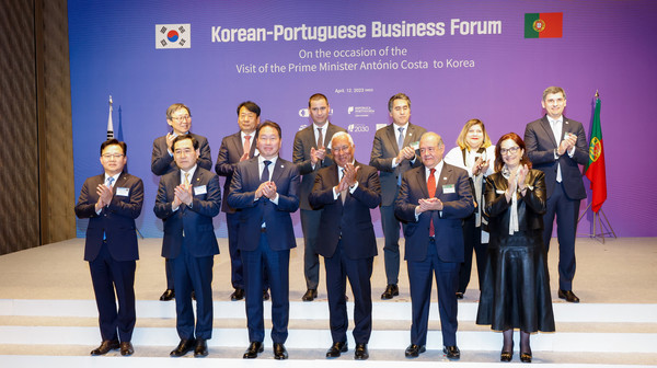 (앞줄 왼쪽 두번째부터) 이창양 산업통상자원부 장과, 최태원 대한상공회의소 회장, 안토우 코스타 포르투갈 총리 등 주요 관계자들이 12일 ‘한-포르투갈 비즈니스 포럼’에 참석해 기념사진을 촬영하고 있다. 사진=이태구 기자