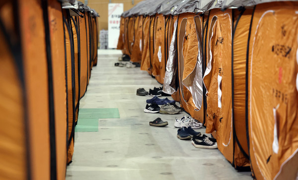 지난 11일 오후 강릉 아이스아레나에 마련된 대피소에 산불 피해 이재민들이 모여 있다. 사진=연합뉴스