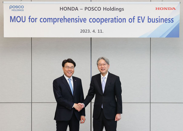 최정우 포스코그룹 회장(왼쪽)이 지난 11일 서울 포스코센터에서 일본 완성차기업 혼다와 전기차사업에 대한 포괄적 양해각서를 맺고 기념사진을 촬영하고 있다. 사진=포스코 제공