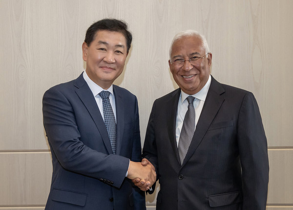 한종희 삼성전자 디바이스경험(DX)부문 부회장(왼쪽)이 12일 서울 포시즌스 호텔에서 방한 중인 안토니우 코스타 포르투갈 총리를 접견하고 있다.