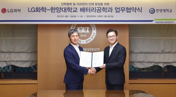 (왼쪽부터) 이향목 LG화학 양극재사업부장 부사장과 이기정 한양대학교 총장이 산학협력 업무협약(MOU)을 체결한 뒤 악수를 나누고 있다. 사진=LG화학 제공