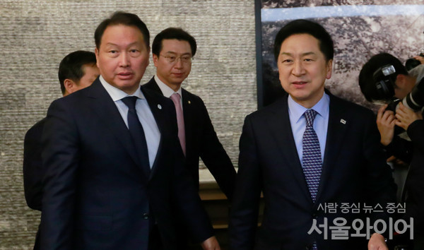 최태원 대한상공회의소 회장(왼쪽)이 12일 여당 대표 초청 정책간담회 참석을 위해 김기현 국민의힘 대표와 이동하고 있다. 사진=이태구 기자