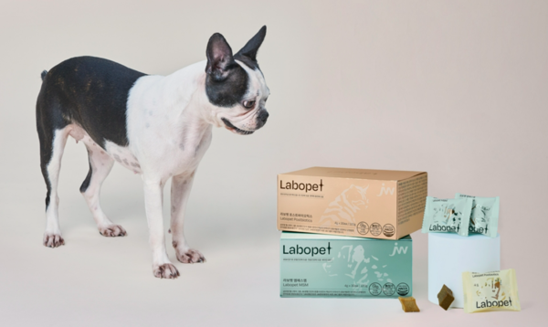 라포펫은 반려동물이 좋아하는 간식과 같은 펠릿 제형으로 만들어져 기호성이 좋다. 강아지와 고양이 모두 체중과 나이에 관계없이 섭취할 수 있다. 사진=JW중외제약 제공