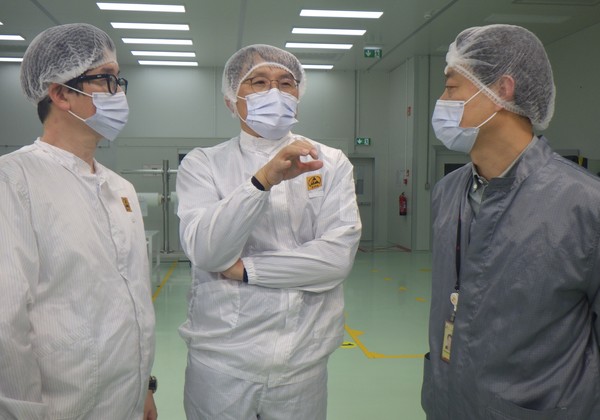 김철중 SK아이이테크놀로지 사장(가운데)이 지난 11일(현지시간) 폴란드법인 분리막공장을 찾아 전기차용 관계자들과 리튬이온 배터리 분리막(LiBS) 생산공정을 점검 하고 있다. 사진=SK아이이테크놀로지