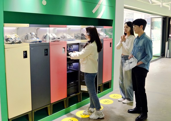 LG전자 모델들이 고객경험 공간 '어나더스타일'에 전시된 프리미엄 신발관리 솔루션 스타일러 '슈케어·슈케이스'를 체험하고 있다. 사진=LG전자 제공