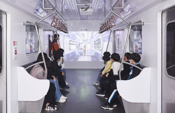 KB손보는 7일 인천지역 소규모 아동양육시설 아이들과 사회복지사 40명을 인천 서구 국민안전체험관으로 초대해 교통안전 체험활동을 진행했다.(사진=KB손해보험)