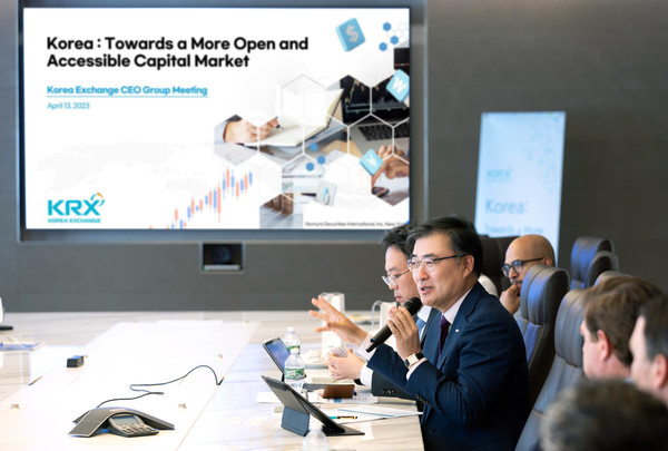손병두 한국거래소 이사장이 13일 오후(현지시각) 미국 뉴욕에서 글로벌 투자자들을 대상으로 '한국 자본시장 홍보 및 시장접근성 개선 관련 설명회'를 진행하고 있다. (사진=한국거래소)