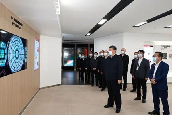시진핑 중국 국가주석이 지난 12일 중국 광둥성 광저우의 LG디스플레이 생산공장을 방문, 전시관에서 설명을 듣고 있다. 사진=신화/연합뉴스