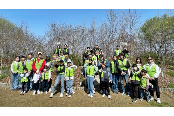 현대엔지니어링 임직원 및 가족이 서울 상암동 노을공원에서 생태숲 가꾸기 봉사활동을 진행했다. 사진=현대엔지니어링 제공