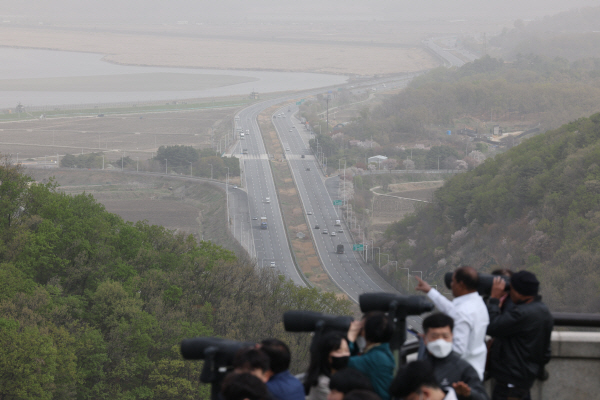경기도 파주시 오두산 통일전망대에서 바라본 자유로 일대가 황사로 흐릿하다. 사진=연합뉴스