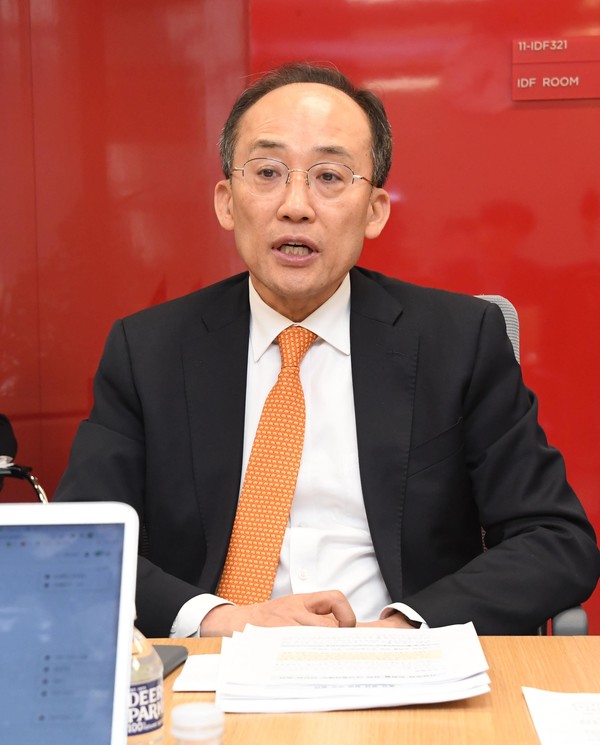 추경호 경제부총리 겸 기획재정부 장관이 현지시간으로 지난 13일 미국 워싱턴DC에서 진행된 동행기자단 간담회에서 유류제 조정 여부 등에 대해서 언급하고 있다. 사진=연합뉴스 