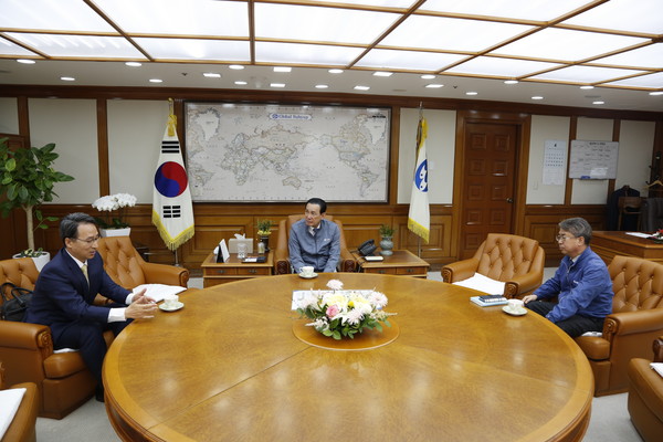 14일 노동진 수협중앙회장(가운데)과 우동식 국립수산과학원장(왼쪽)이 수협중앙회 본부에서 수산식품개발, 수산통계, 사료개발 등 전방위적인 상호 협력 방안을 논의하고 있다. (사진=수협) 