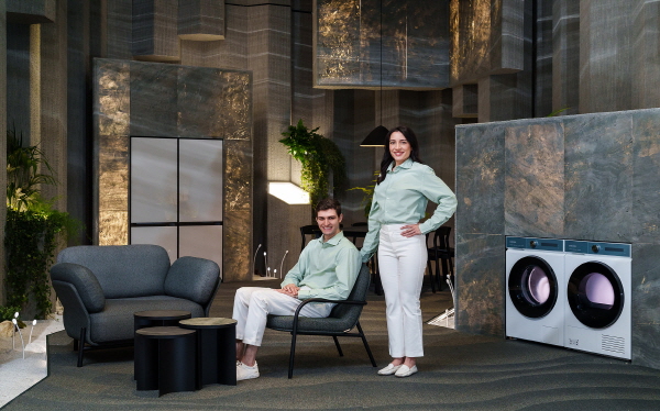 삼성전자 모델이 '푸오리살로네 2023 문승지 작가의 'We Breathe' 존을 소개하고 있다. 사진=삼성전자 제공