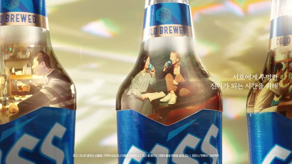 오비맥주가 투명병 ‘올 뉴 카스’ 출시 2주년을 맞아 소비자에 감사의 마음을 담은 헌정 TV광고를 공개했다.