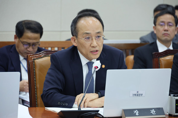 추경호 부총리 겸 기획재정부 장관이 17일 오후 국회에서 열린 기획재정위원회 전체회의에서 의원질의에 답하고 있다. 사진=연합뉴스 제공