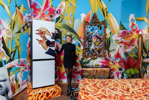 삼성전자 모델이 이탈리아 밀라노 '토일렛페이퍼 홈'에서 한정판 디자인 '비스포크 냉장고'를 선보이고 있다.사진=삼성전자 제공 