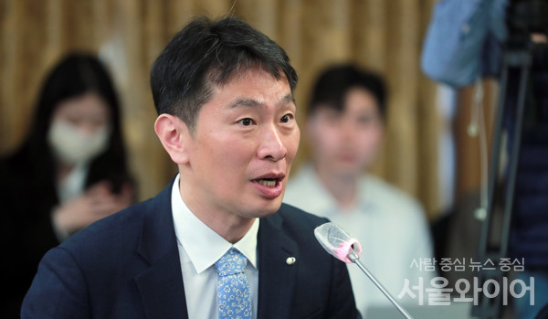 이복현 금융감독원장이 18일 여의도 본원에서 열린 임원회의에서 최근 금융시장 전반에 불안을 키우는 악성 루머 확산에 대한 철저한 대응을 주문했다. 사진=이태구 기자