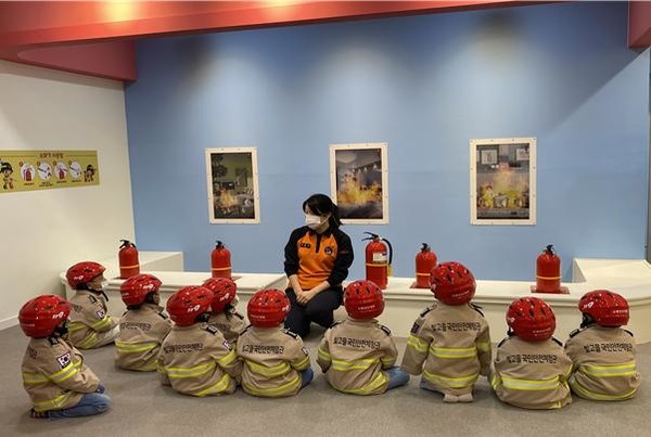 빛고을 안전체험관에서 화재 발생 시 행동요령 교육을 마친 후 소화기 사용법 체험을 시행하고 있다. 사진=한국전력거래소 제공