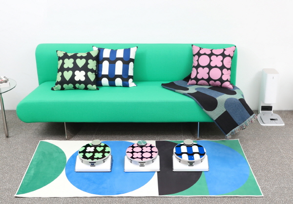 삼성전자가 패턴 디자인 브랜드 '드롭드롭드롭'의 인기 패턴에 시각적 접근성을 높인 '비스포크 제트 봇 AI' 스페셜 에디션을 소개했다 사진=삼성전자 제공