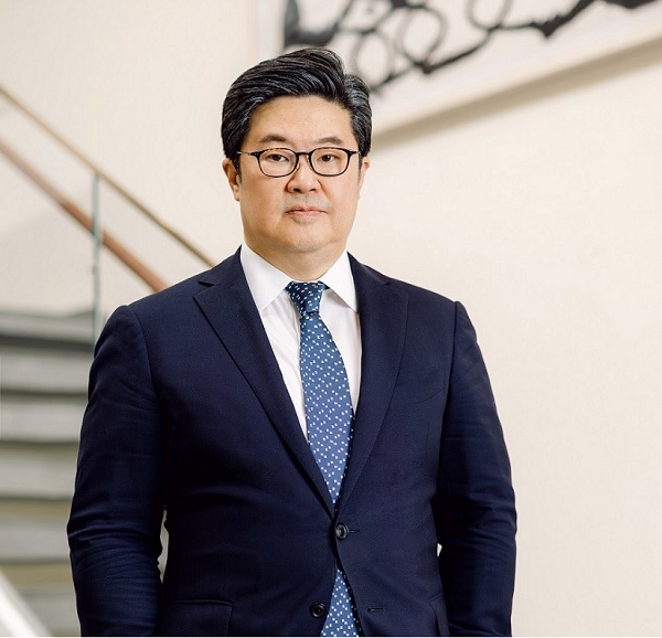 2005년 사모펀드(PE) MBK파트너스를 창업한 김병주 회장은 기업 경영권을 사고파는 바이아웃(buyout) 투자를 주력으로 한다. 사진=MBK파트너스 제공