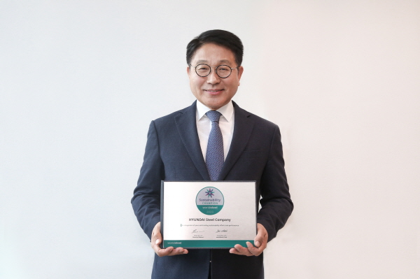 안동일 사장이 2023 WSA 지속가능성 챔피언 인증서를 들고 기념촬영을 하고 있다. 사진=현대제철 제공