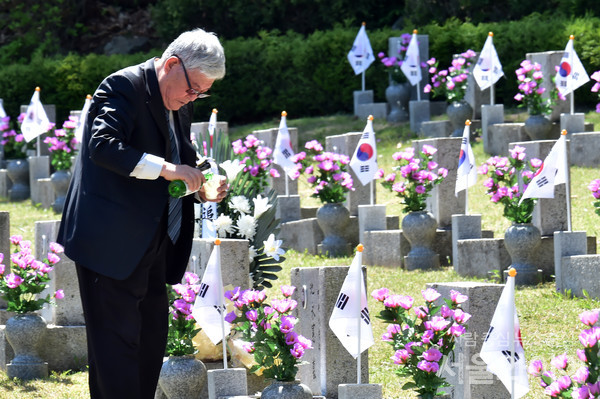 4.19 혁명 민주묘지 찾은 시민이 참배를 하고 있다.