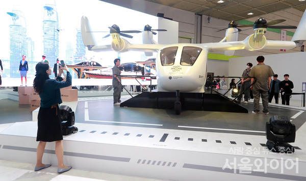 월드IT쇼를 찾은 관람객이 SKT 부스에 전시된 UAM(도심항공교통)을 둘러보고 있다. 