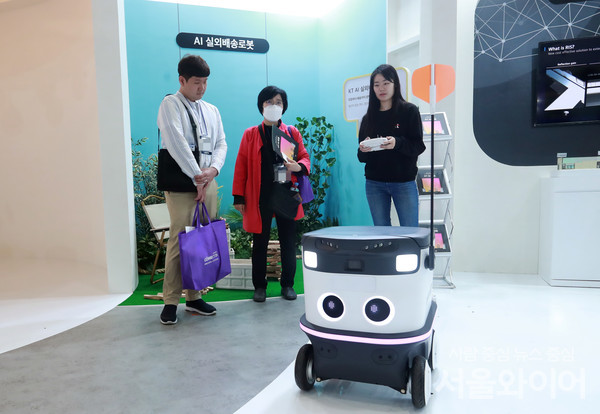 KT 전시부스에서 배송로봇이 시연되고 있다. 사진=이태구 기자