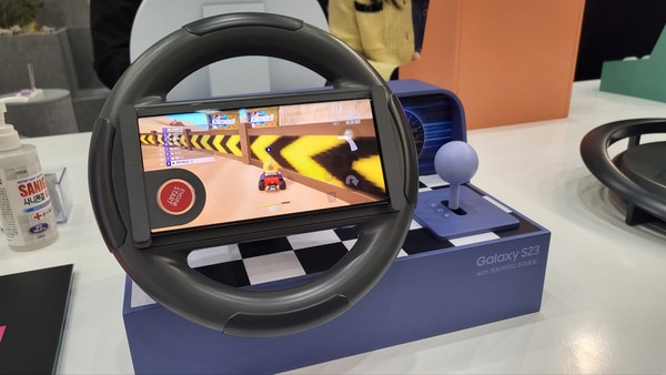 삼성전자는 대규모 전시관을 조성해 고객에 모바일 신제품과 고사양 게이밍 성능을 체험할 수 있는 공간을 마련했다. 사진=정현호 기자