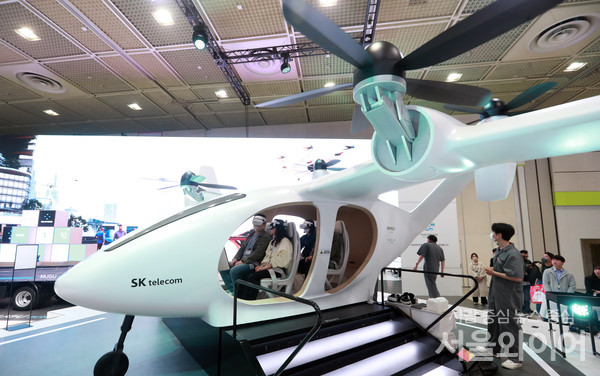 SK텔레콤(SKT)는 도심항공모빌리티(UAM)을 관람객들이 직접 체험해 볼 수 있도록 전시관을 구성했다. 사진=이태구 기자