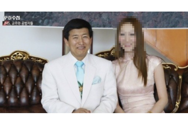 (왼쪽부터) 정명석 JMS 총재와 정조은. 2인자로 불리는 정조은이 자신이 나온 장면을 제외해달라고 요청해 논란이 됐다. 사진=MBC PD수첩 캡처