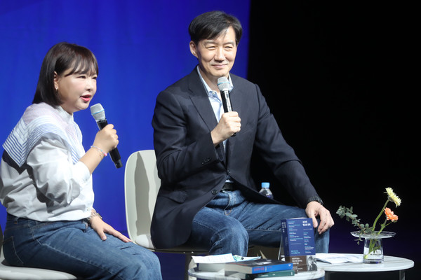 조국 전 법무부 장관이 지난 19일 전북 전주시 전주한벽문화관에서 열린 '조국의 법고전 산책 저자와의 대화'에서 책 내용을 설명하고 있다. 사진=연합뉴스 제공