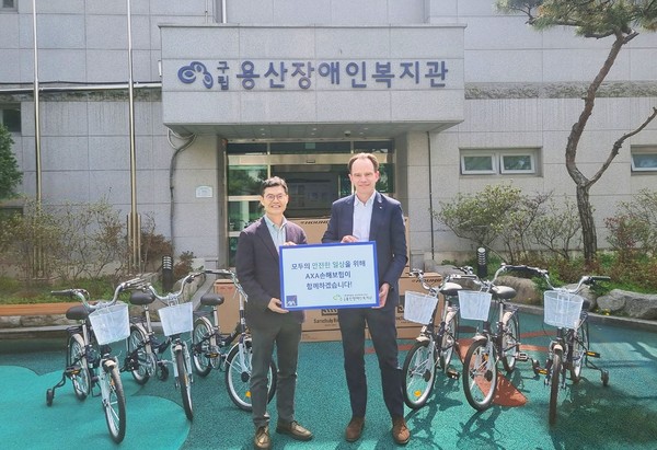 악사손해보험은 장애인의 날을 맞아 구립용산장애인복지관과 협력해 장애 아동의 안전한 외출을 돕는 자전거 교실을 운영키로 했다. 기욤 미라보 대표이사(우측)와  구립용산장애인복지관 권기용 관장이 기념촬영을 하고 있다. (사진=악사손해보험)