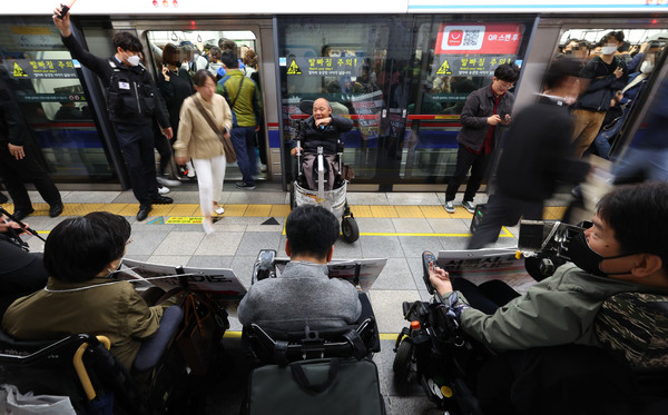 장애인의 날을 하루 앞둔 지난 19일 전국장애인차별철폐연대(전장연) 관계자들이 서울 종로구 지하철 4호선 혜화역 승강장에서 장애인 권리 예산을 촉구하는 선전전을 펼치고 있다. 사진=연합뉴스 제공