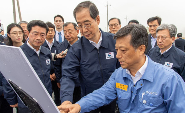 한덕수 국무총리(가운데)가 지난 19일 정부 관계부처 및 지자체 관계자들과 포스코그룹 광양제철소 동호안 부지를 방문해 김학동 그룹 부회장(오른쪽 끝)에 해당 부지 개발계획 브리핑을 듣고 있다.