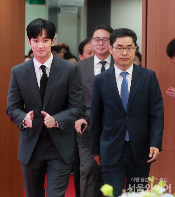 배우 김수현(왼쪽)이 행사장으로 입장하고 있다.