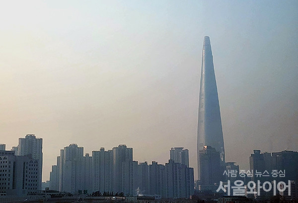 미세먼지가 서울시내를 뒤덮어 하늘이 뿌옇게 보이고 있다. 사진=서울와이어 DB